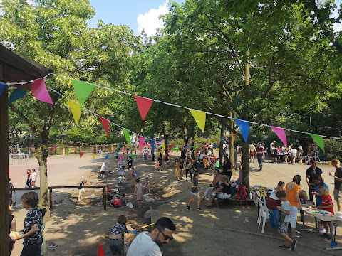 Grillwürstchen und gute Laune beim Sommerfest