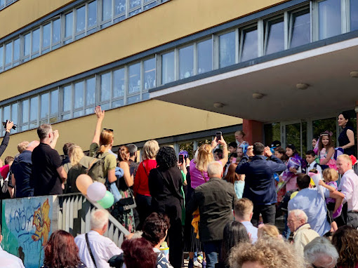 Ein fröhlicher Schulstart mit Klecks-T-Shirts und Grenadine-Orangen-Drinks